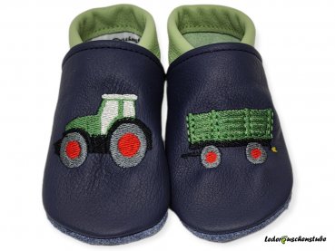 Lederpuschen dunkelblau-pistazie, Traktor mit Anhänger tannengrün-rot